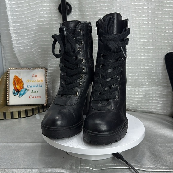 (N8) Steve Madden Women's Black Leather Combat Heeled Boots
Size 6M - Picture 2 of 11